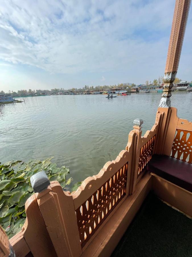 Floating Young Gulshan Houseboat Srīnagar Eksteriør billede