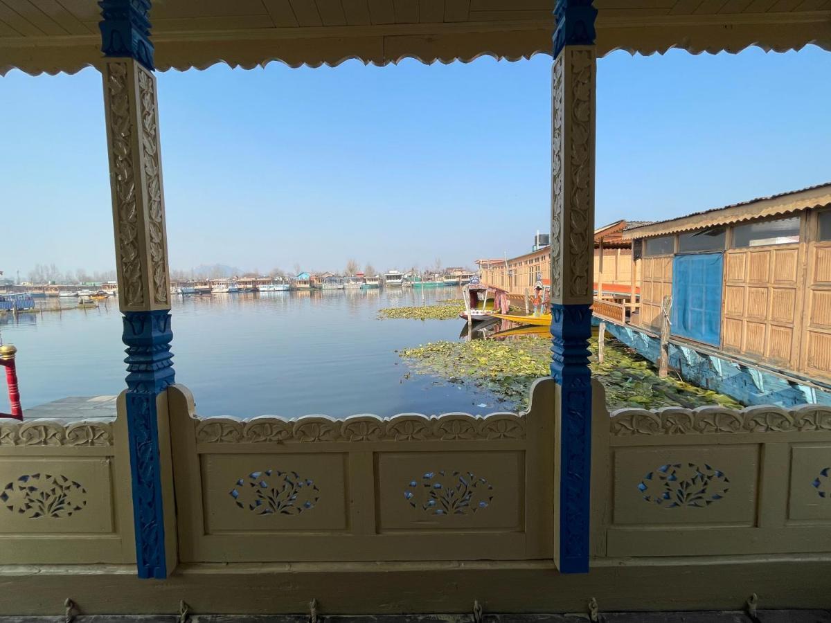 Floating Young Gulshan Houseboat Srīnagar Eksteriør billede