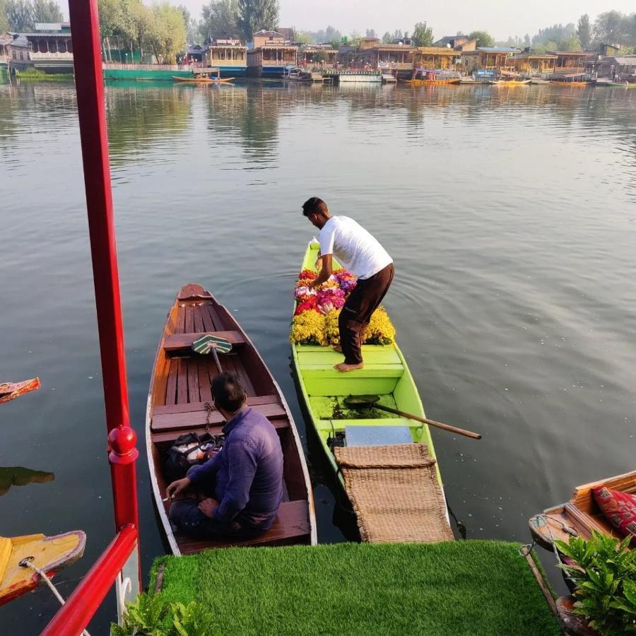 Floating Young Gulshan Houseboat Srīnagar Eksteriør billede